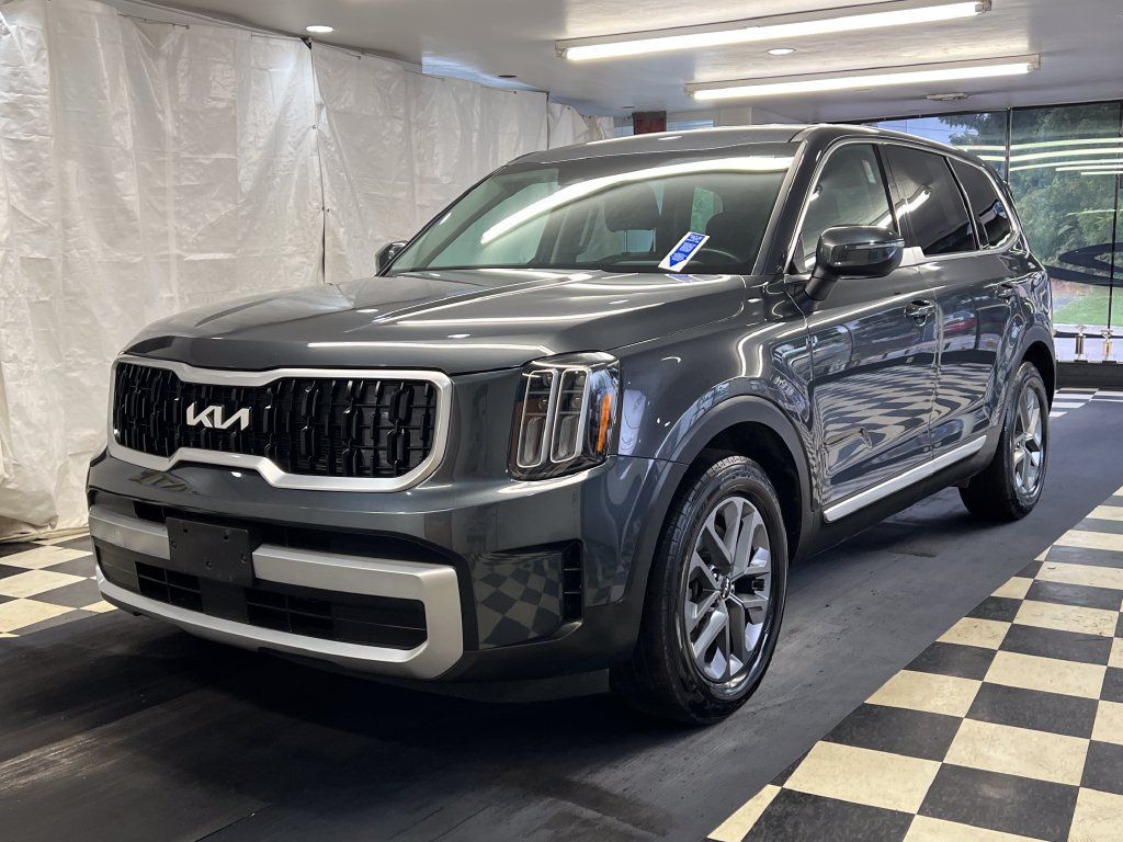 Used 2023 Kia Telluride LX AWD/4WD image 3