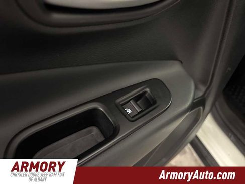 Used 2023 Jeep Renegade Latitude image 25