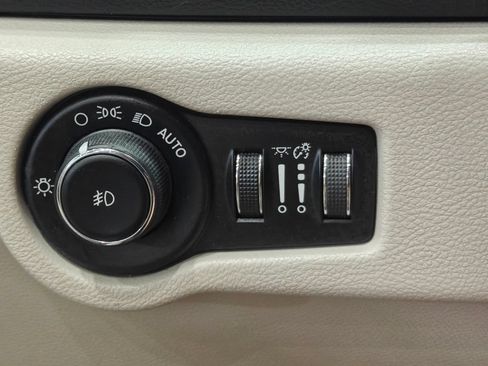 Used 2017 Chrysler Pacifica Touring-L FWD image 48