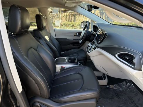 Used 2024 Chrysler Pacifica Select image 36