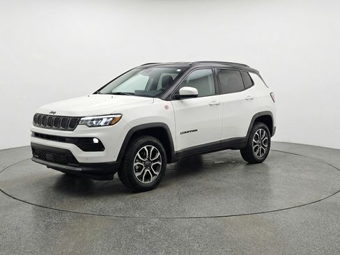 Used 2025 Jeep Compass Trailhawk image 3