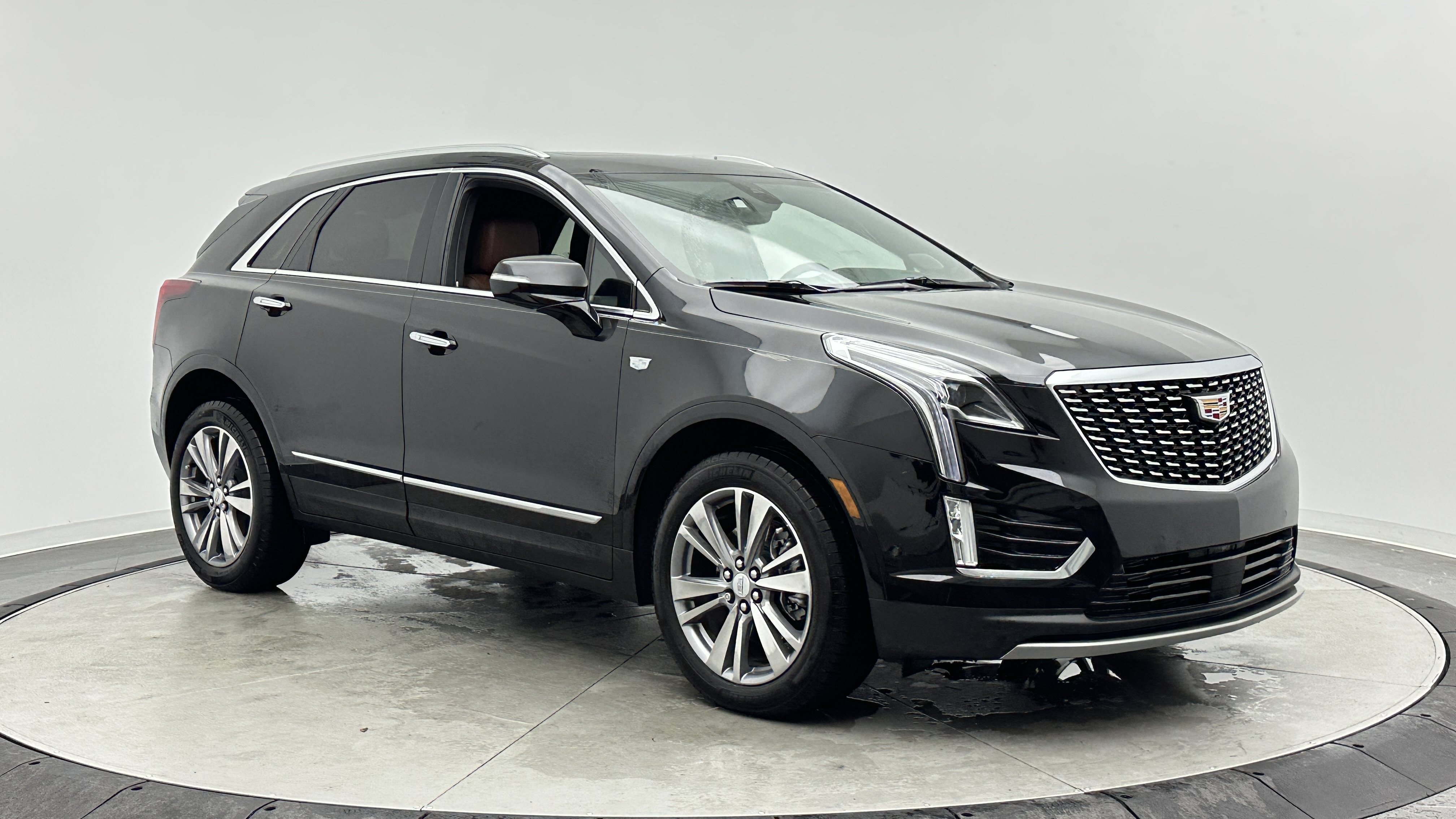 Used 2025 Cadillac XT5 Premium Luxury w/ Technology Package FWD image 3