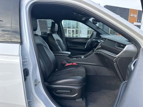 Used 2024 Jeep Grand Cherokee L Laredo image 30