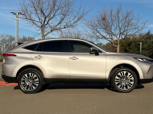 Used 2021 Toyota Venza Limited image 3