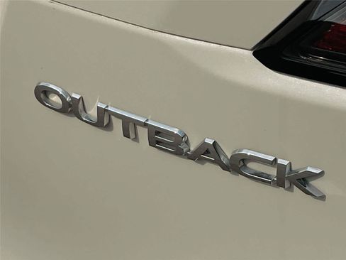 Used 2025 Subaru Outback Premium AWD/4WD image 10