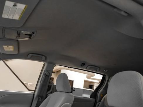 Used 2011 Toyota Sienna LE FWD image 31