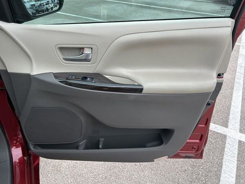 Used 2017 Toyota Sienna XLE w/ XLE Navigation Package image 46