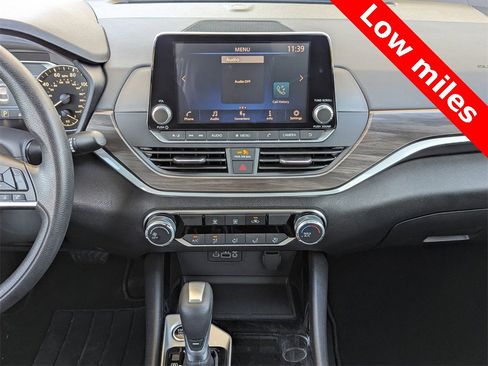 Used 2024 Nissan Altima 2.5 SV image 23