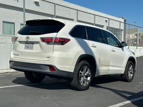 Used 2016 Toyota Highlander Plus FWD image 3