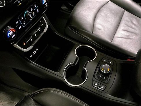 Used 2022 GMC Terrain SLT w/ LPO, Floor Liner Package image 33