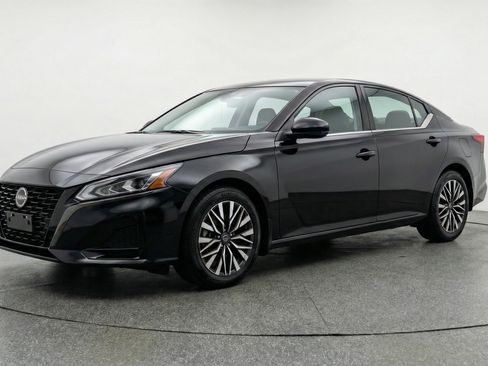 Used 2025 Nissan Altima 2.5 SV image 3