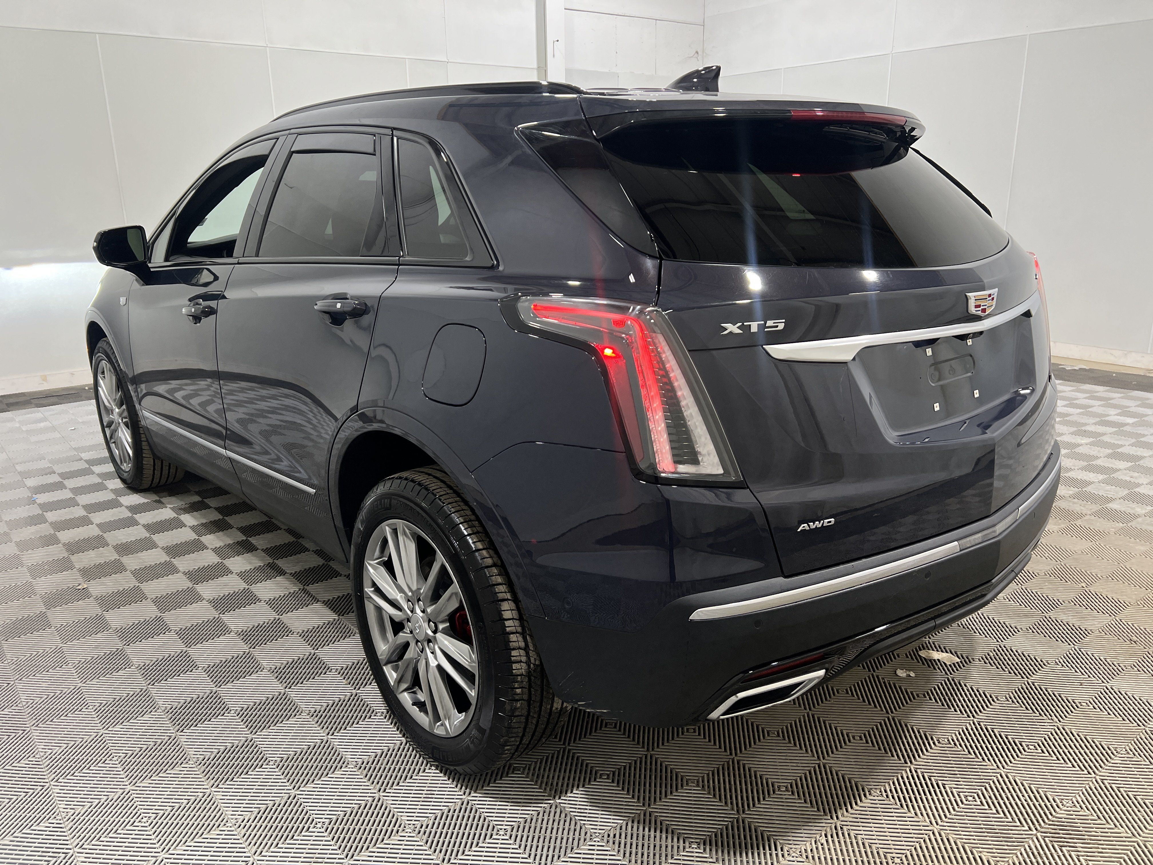 Used 2025 Cadillac XT5 Sportv w/ Technology Package AWD/4WD image 2