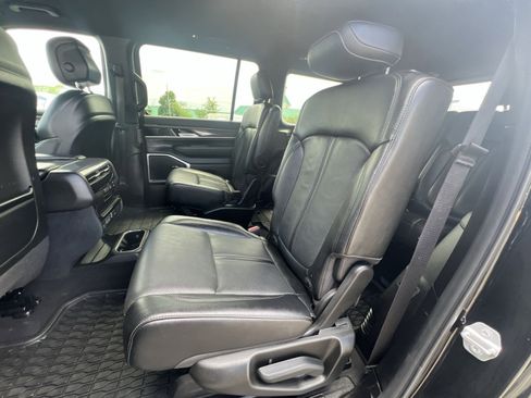 Used 2024 Jeep Wagoneer Series III AWD/4WD image 32