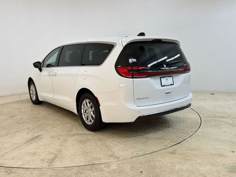 Used 2024 Chrysler Pacifica Touring-L FWD image 3