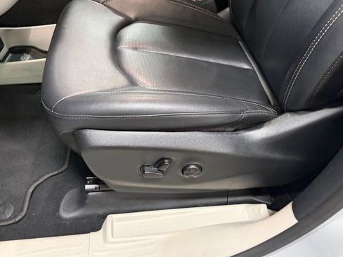 Used 2024 Chrysler Pacifica Touring-L FWD image 30