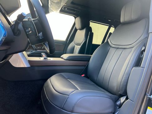 Certified 2025 Land Rover Range Rover SE image 13