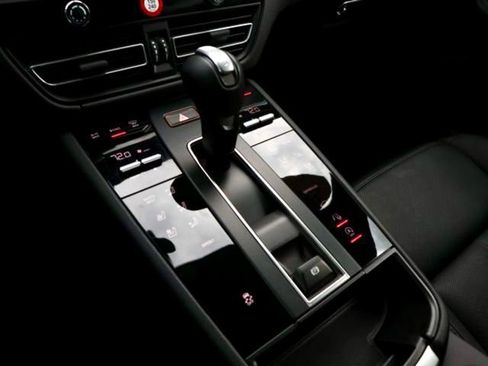 Certified 2024 Porsche Macan image 19