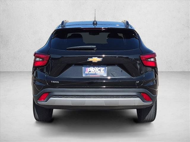 Used 2025 Chevrolet Trax LT FWD image 7