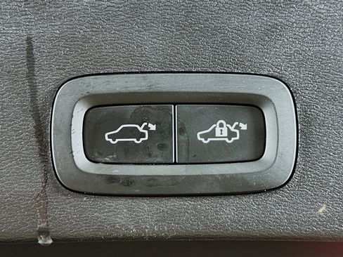 Used 2025 Volvo XC40 B5 Plus image 30