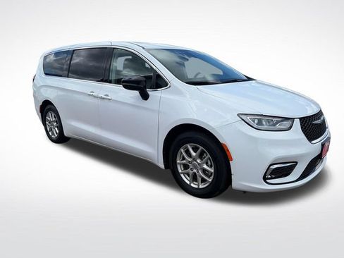 Used 2024 Chrysler Pacifica Touring-L FWD image 10