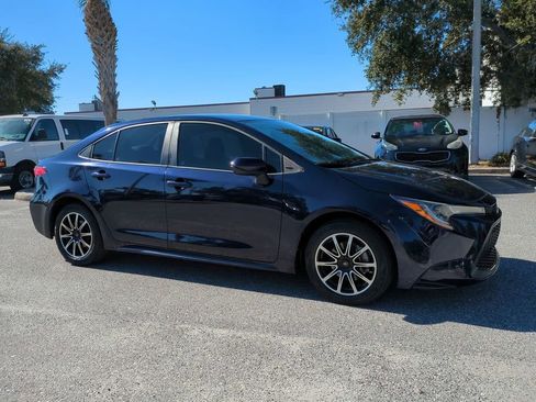 Used 2021 Toyota Corolla LE image 1