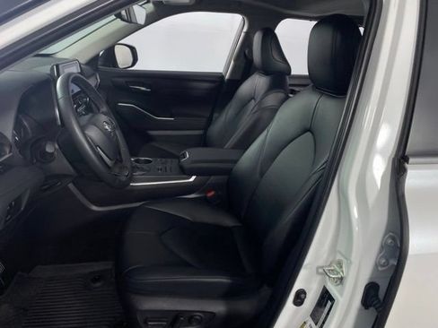 Used 2025 Toyota Highlander XLE AWD/4WD image 14