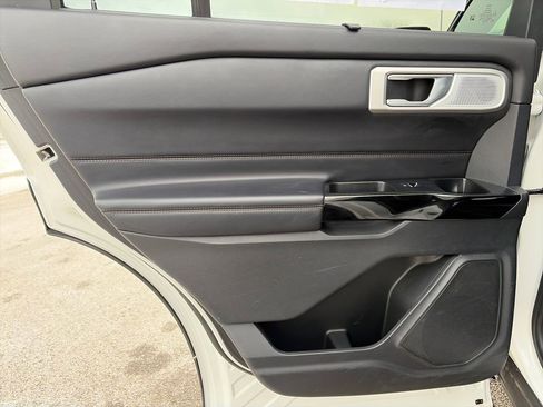 Used 2022 Ford Explorer Platinum image 30