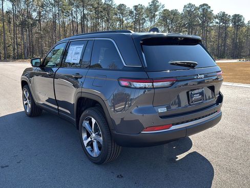 New 2026 Jeep Grand Cherokee Limited w/ Luxury Tech Group II RWD image 6
