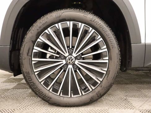 Used 2025 Volkswagen Taos SE w/ Panoramic Sunroof Package image 6