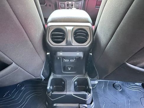 Used 2021 Jeep Wrangler Unlimited Rubicon AWD/4WD image 32