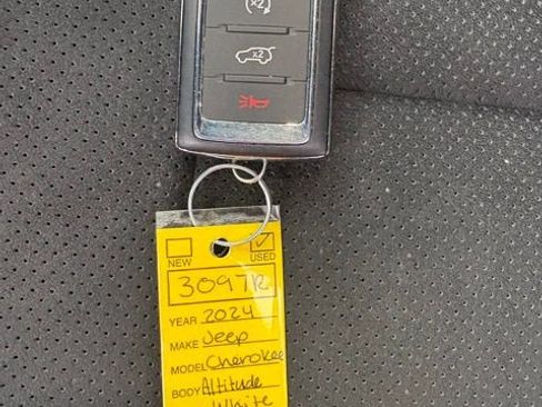 Certified 2024 Jeep Grand Cherokee Altitude image 26