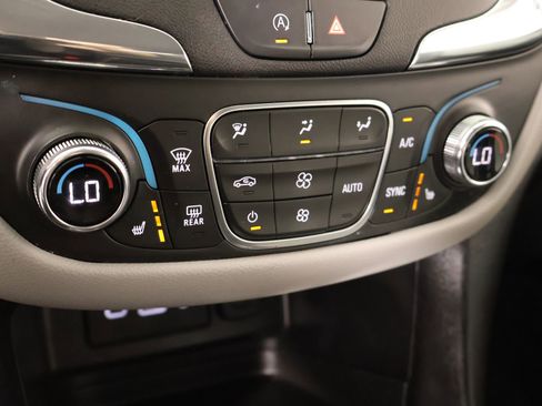 Used 2023 Chevrolet Equinox LT w/ Driver Convenience Package FWD image 7