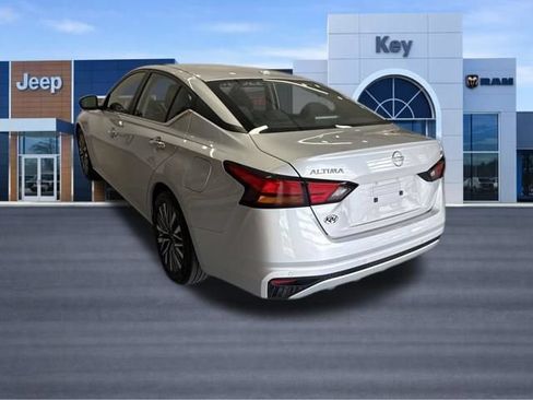 Used 2024 Nissan Altima 2.5 SV FWD image 3