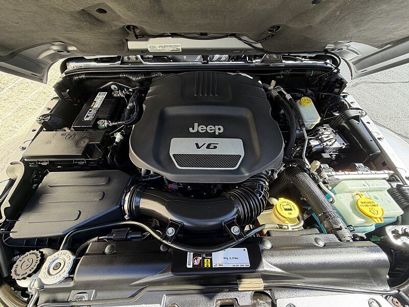 Used 2015 Jeep Wrangler Unlimited Rubicon w/ Connectivity Group AWD/4WD image 30