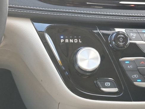 Used 2023 Chrysler Pacifica Touring-L FWD image 16