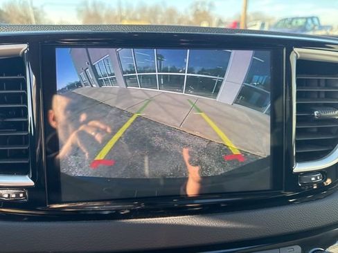 Used 2023 Chrysler Pacifica Touring-L FWD image 13