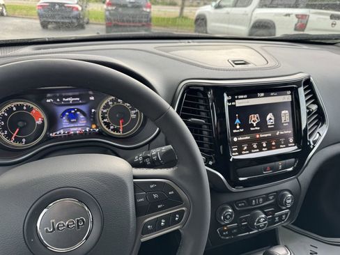 Used 2022 Jeep Cherokee Limited w/ Elite Package AWD/4WD image 8