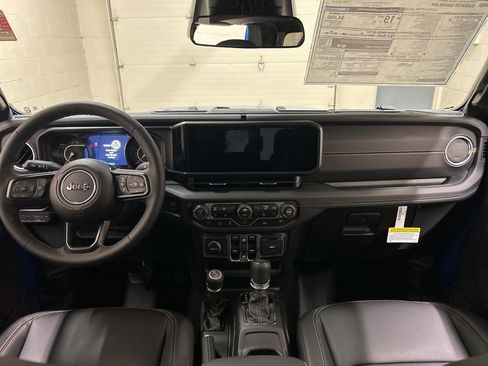 New 2026 Jeep Gladiator Sport AWD/4WD image 18