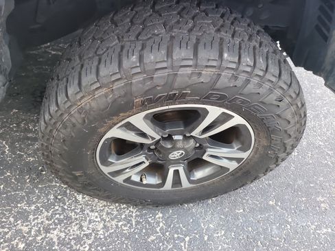 Used 2019 Toyota Tacoma TRD Sport AWD/4WD image 9