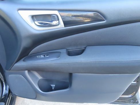 Used 2017 Nissan Pathfinder SV w/ SV Tech Package image 35