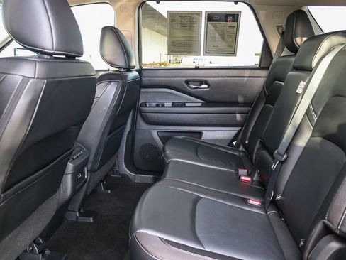 Used 2023 Nissan Pathfinder SL FWD image 18