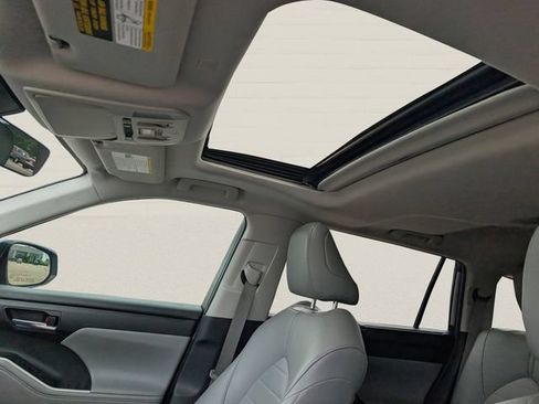 Used 2020 Toyota Highlander XLE FWD image 14