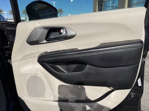 Used 2022 Chrysler Pacifica Touring-L image 16