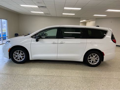 Used 2024 Chrysler Pacifica Touring-L FWD image 12