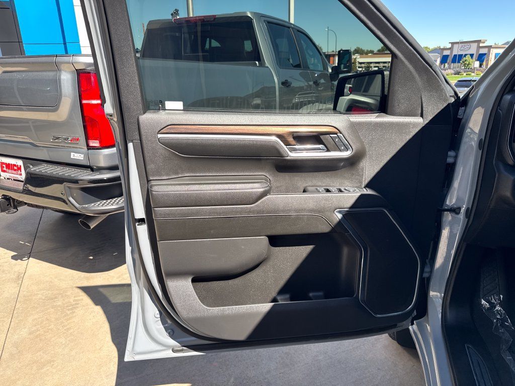 Used 2024 Chevrolet Silverado 1500 LT AWD/4WD image 10