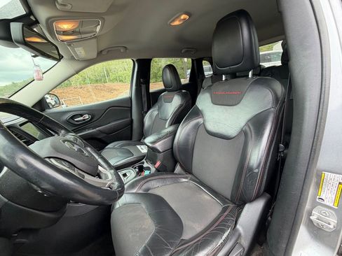 Used 2015 Jeep Cherokee Trailhawk w/ Cold Weather Group AWD/4WD image 7