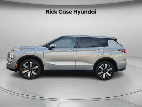 Used 2025 Mitsubishi Outlander SE image 3