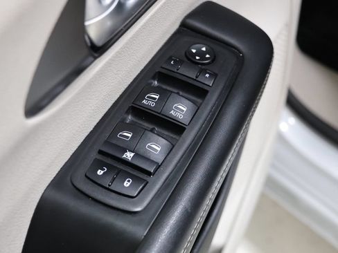 Used 2024 Chrysler Pacifica Touring-L FWD image 19