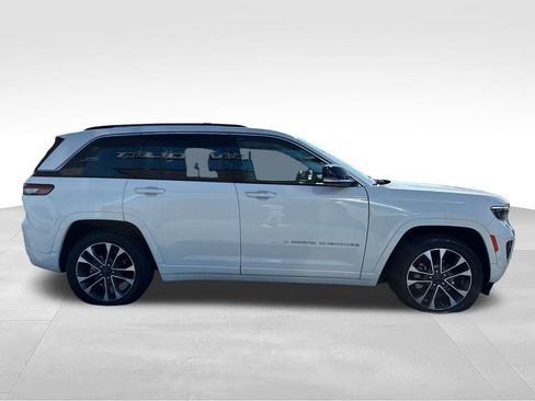 Used 2023 Jeep Grand Cherokee Overland w/ Luxury Tech Group IV AWD/4WD image 12