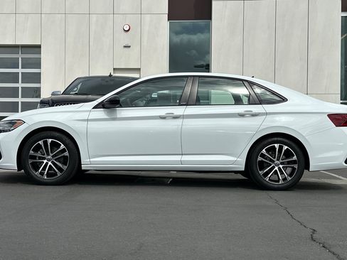 Used 2023 Volkswagen Jetta Sport image 6